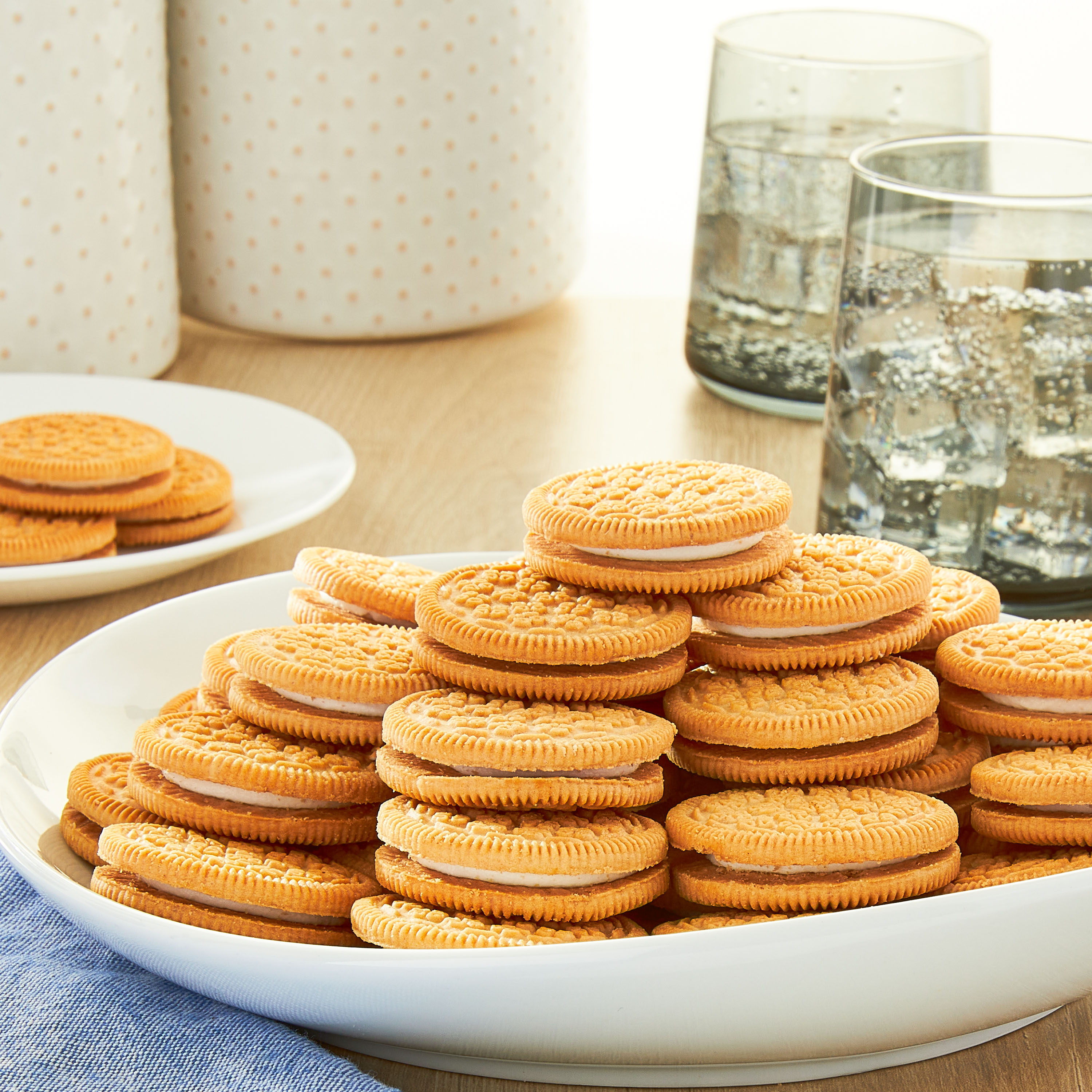 Great Value Twist & Shout Golden Sandwich Cookies, 14.3oz thumbnail 2