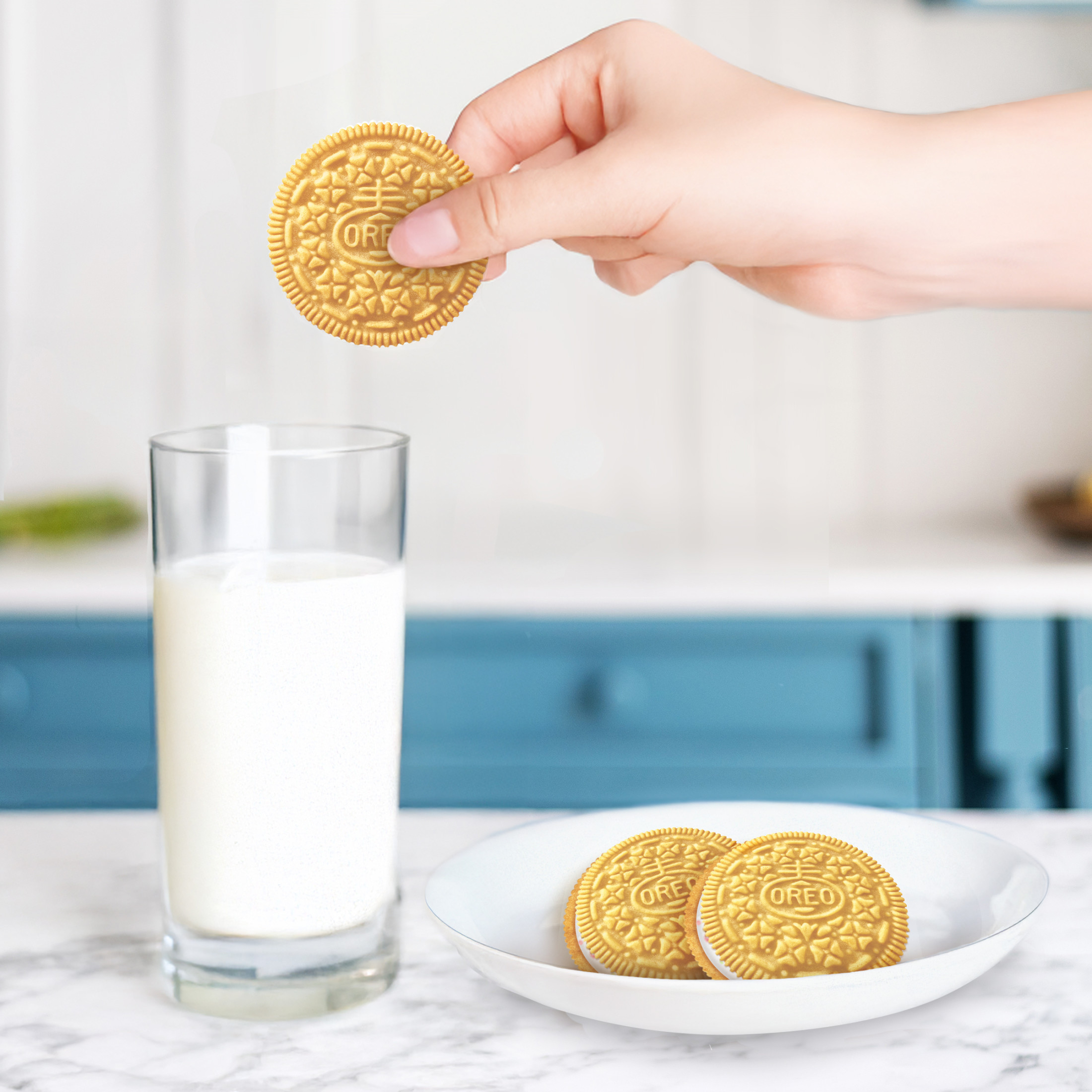 OREO Golden Birthday Cake Creme Sandwich Cookies, Limited Edition, 10.68 oz thumbnail 4