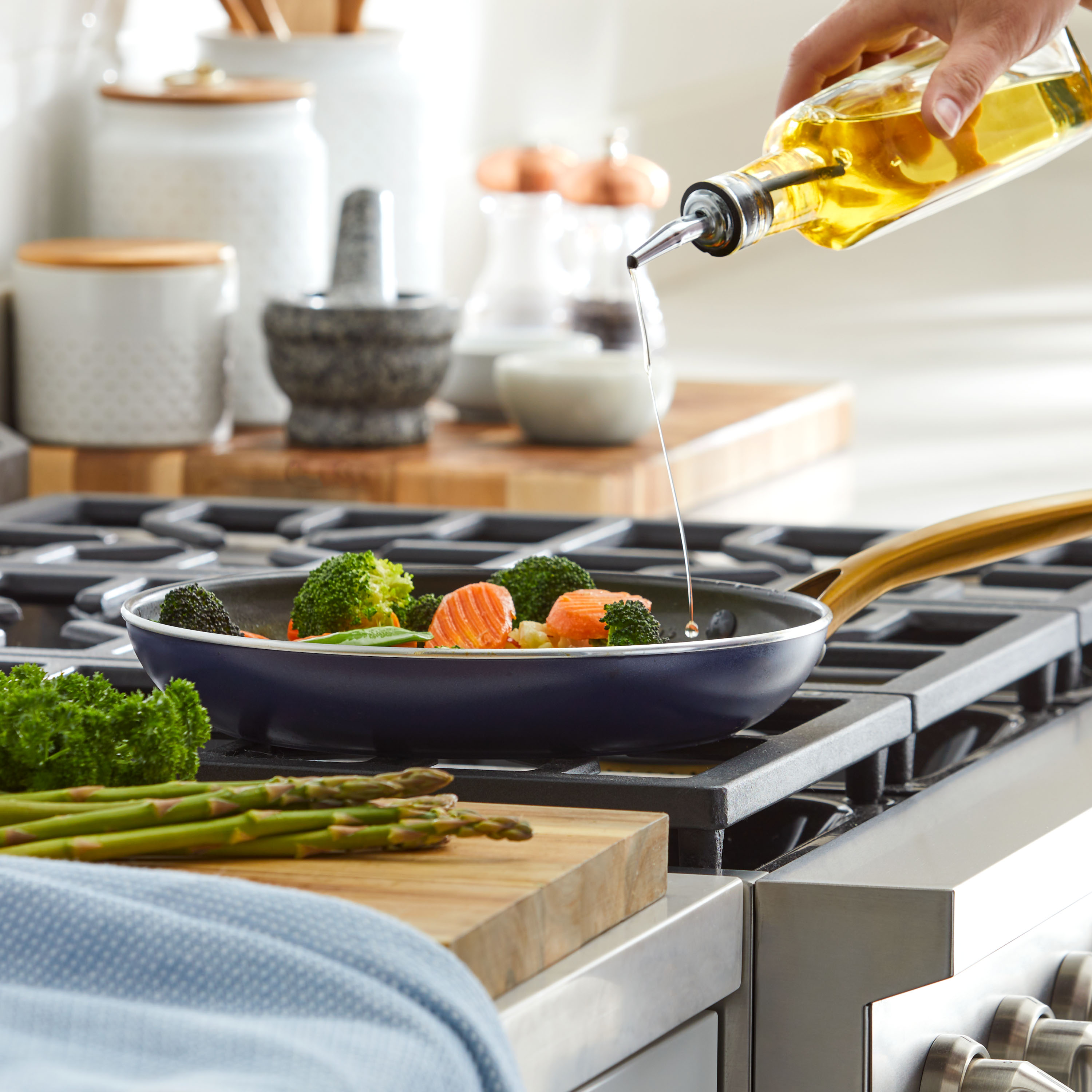 Great Value Corn Oil, 48 fl oz thumbnail 2