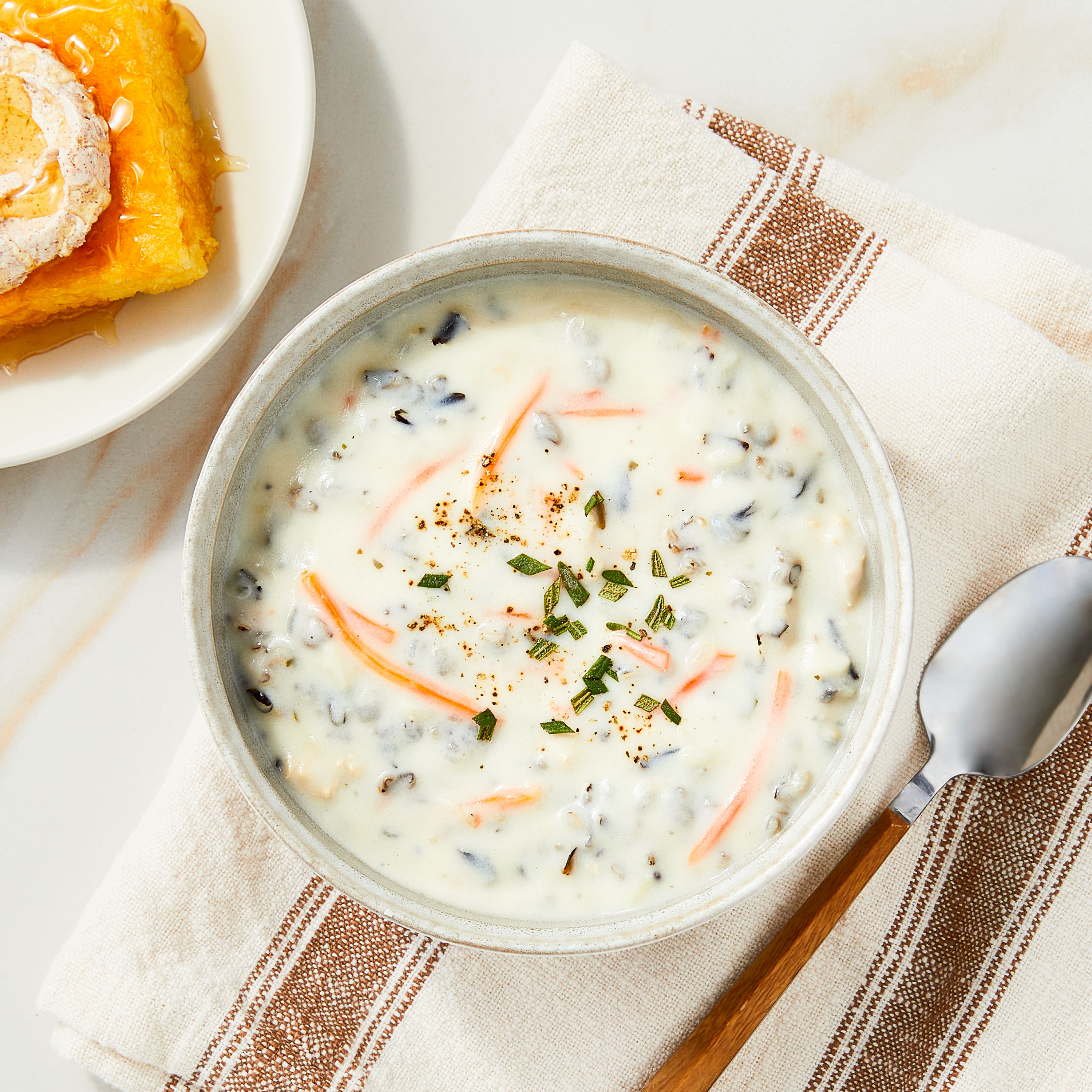 Marketside Creamy Chicken & Wild Rice Soup, Fresh Deli Soup, 16 oz Cup thumbnail 3