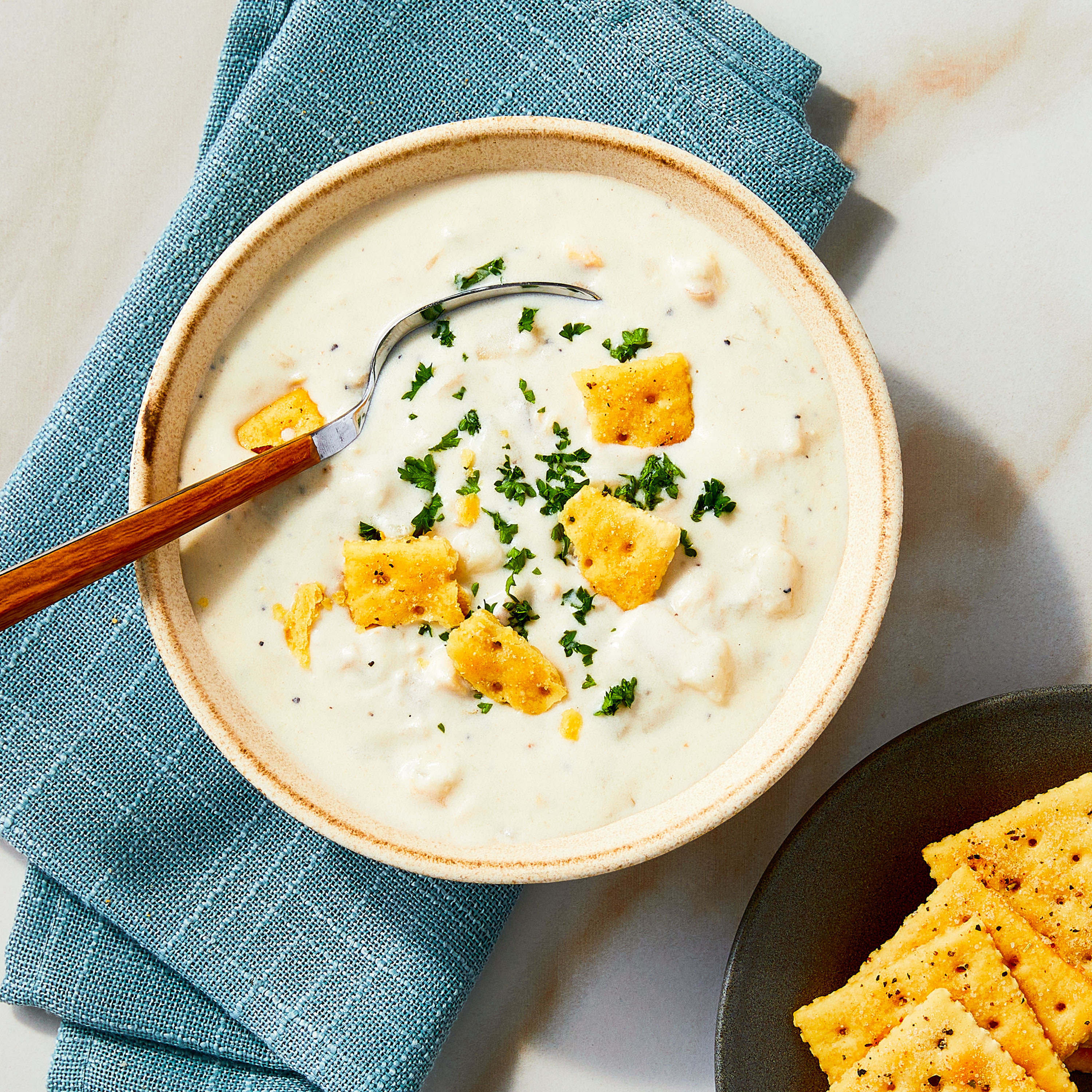 Marketside New England Clam Chowder, Fresh Deli Soup, 16 oz Cup thumbnail 3