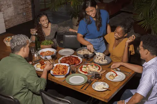 Rao's Homemade Roasted Garlic Pasta Sauce, Keto Friendly, Low Carb 32 oz thumbnail 3