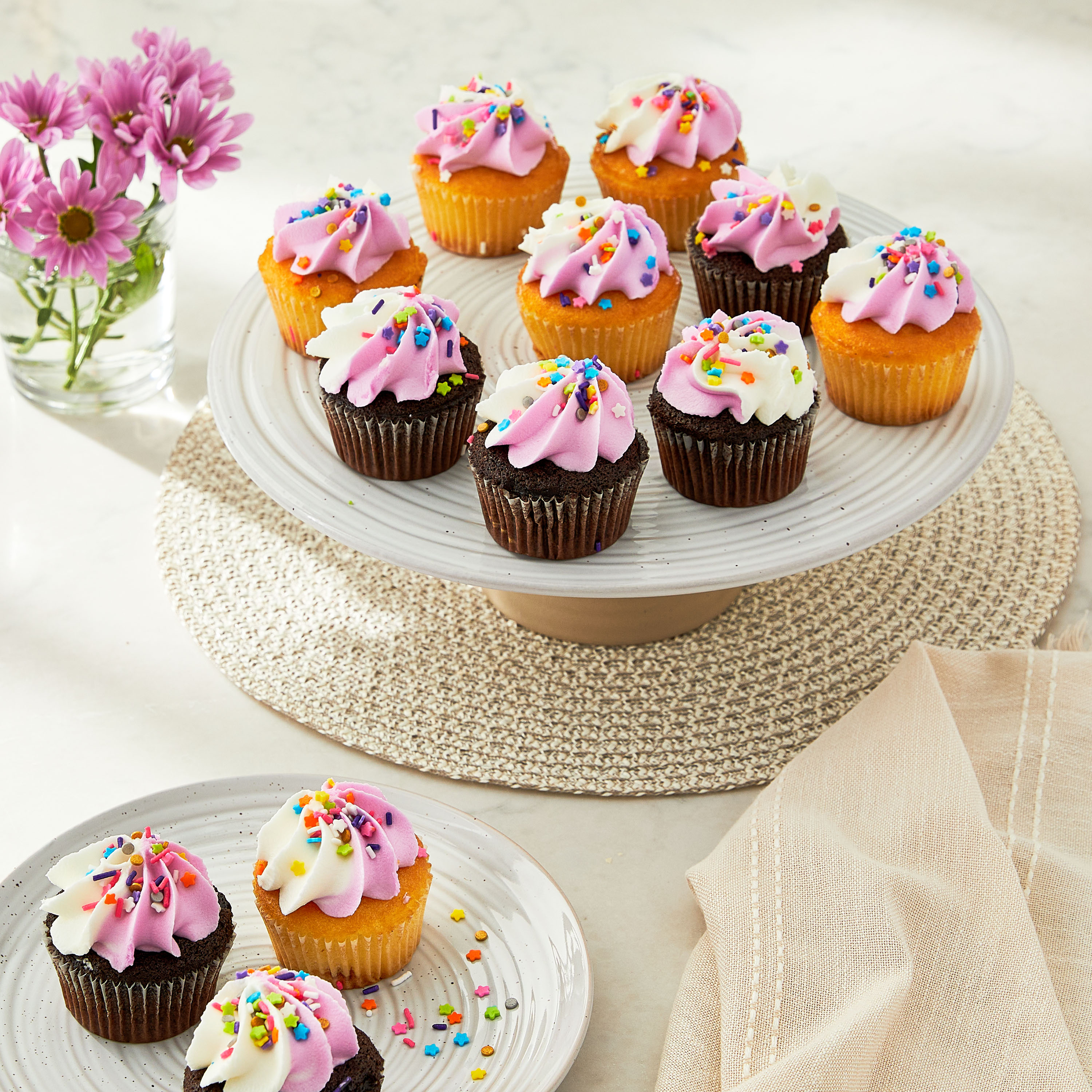 Freshness Guaranteed Vanilla & Chocolate Cupcakes with Sprinkles, 26.2 oz, 12 Count thumbnail 2