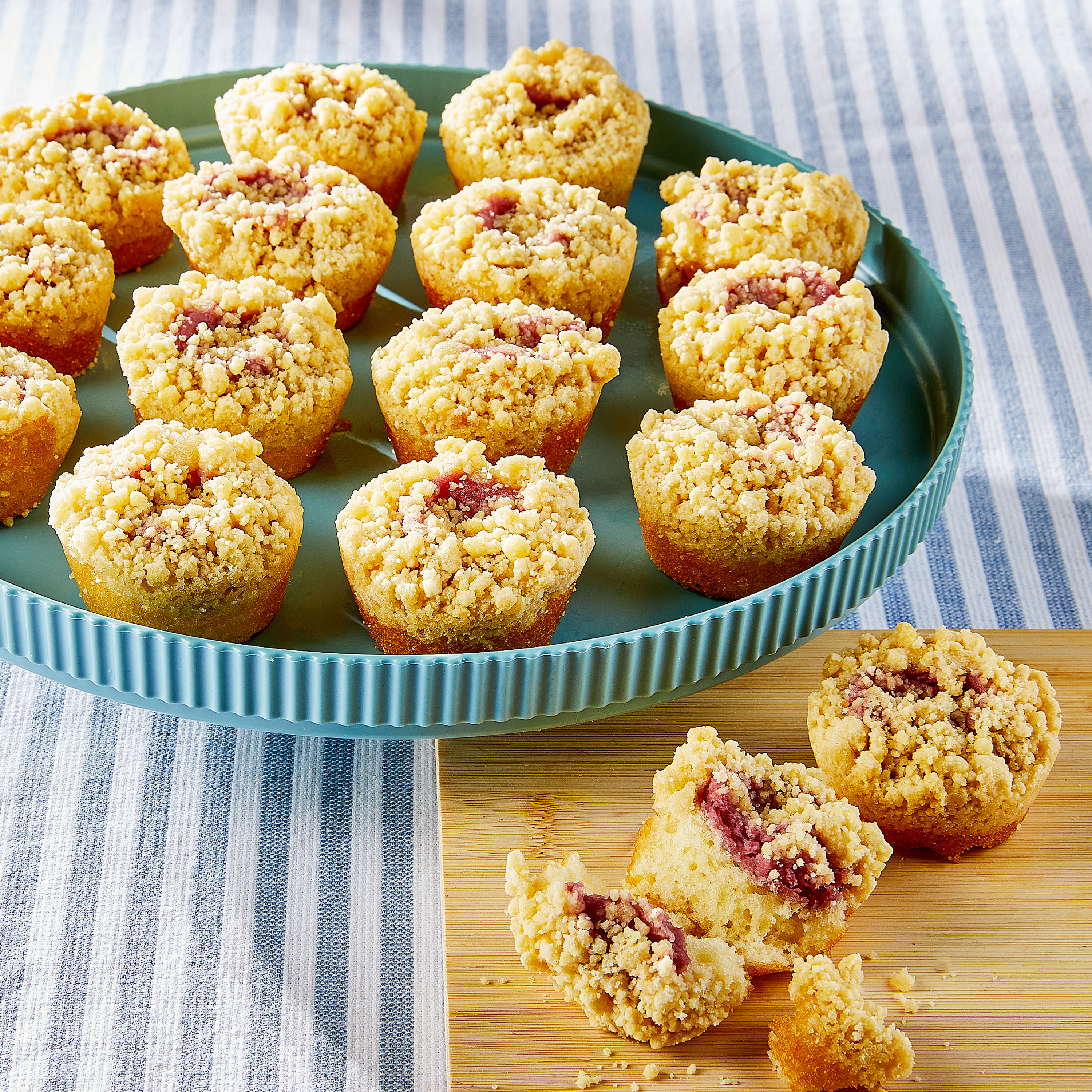 Freshness Guaranteed Raspberry Cream Cheese Mini Cake Bites, 13.5 oz Clamshell, 16 Count thumbnail 3