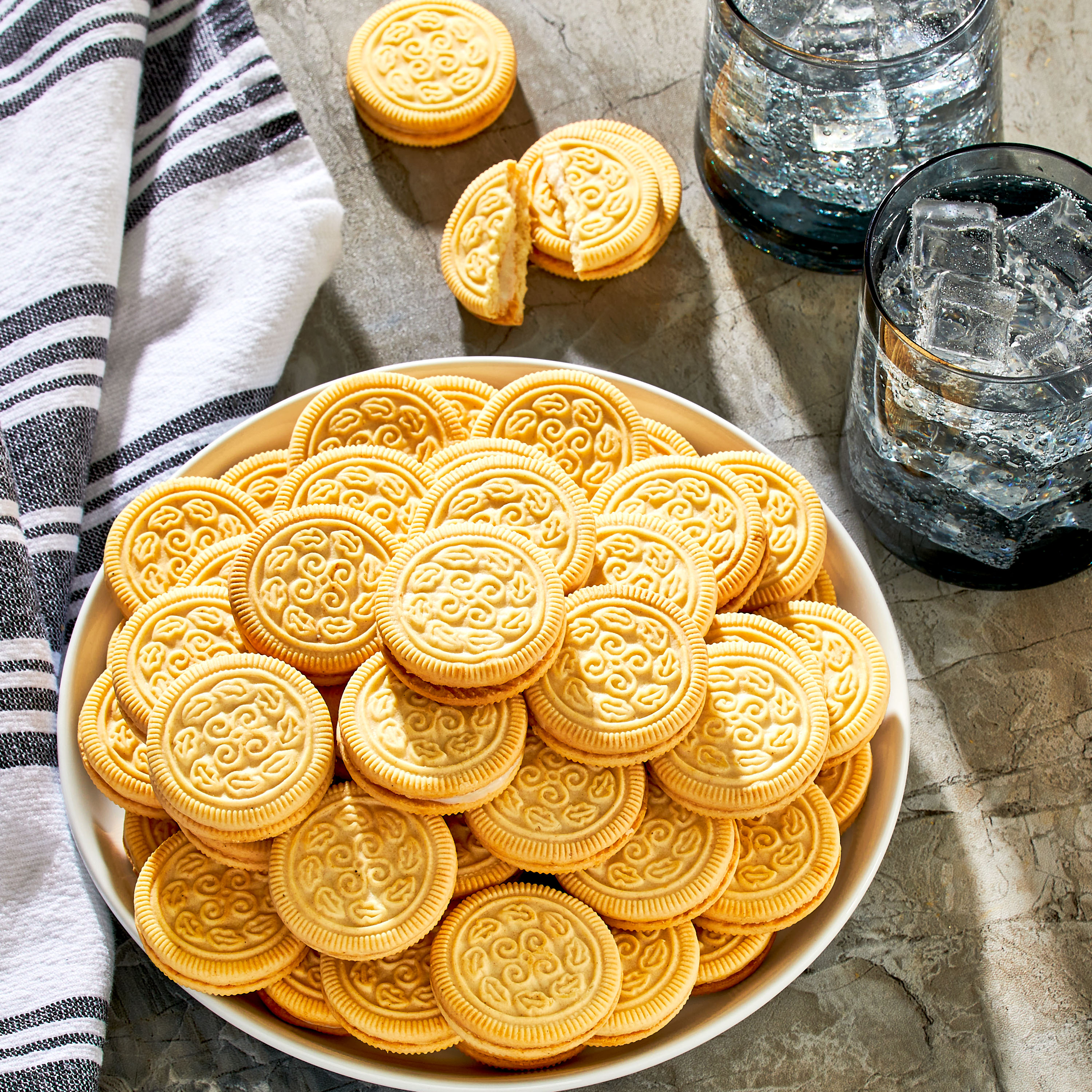 Great Value Vanilla Flavor Sandwich Creme Cookies, 25 oz thumbnail 2