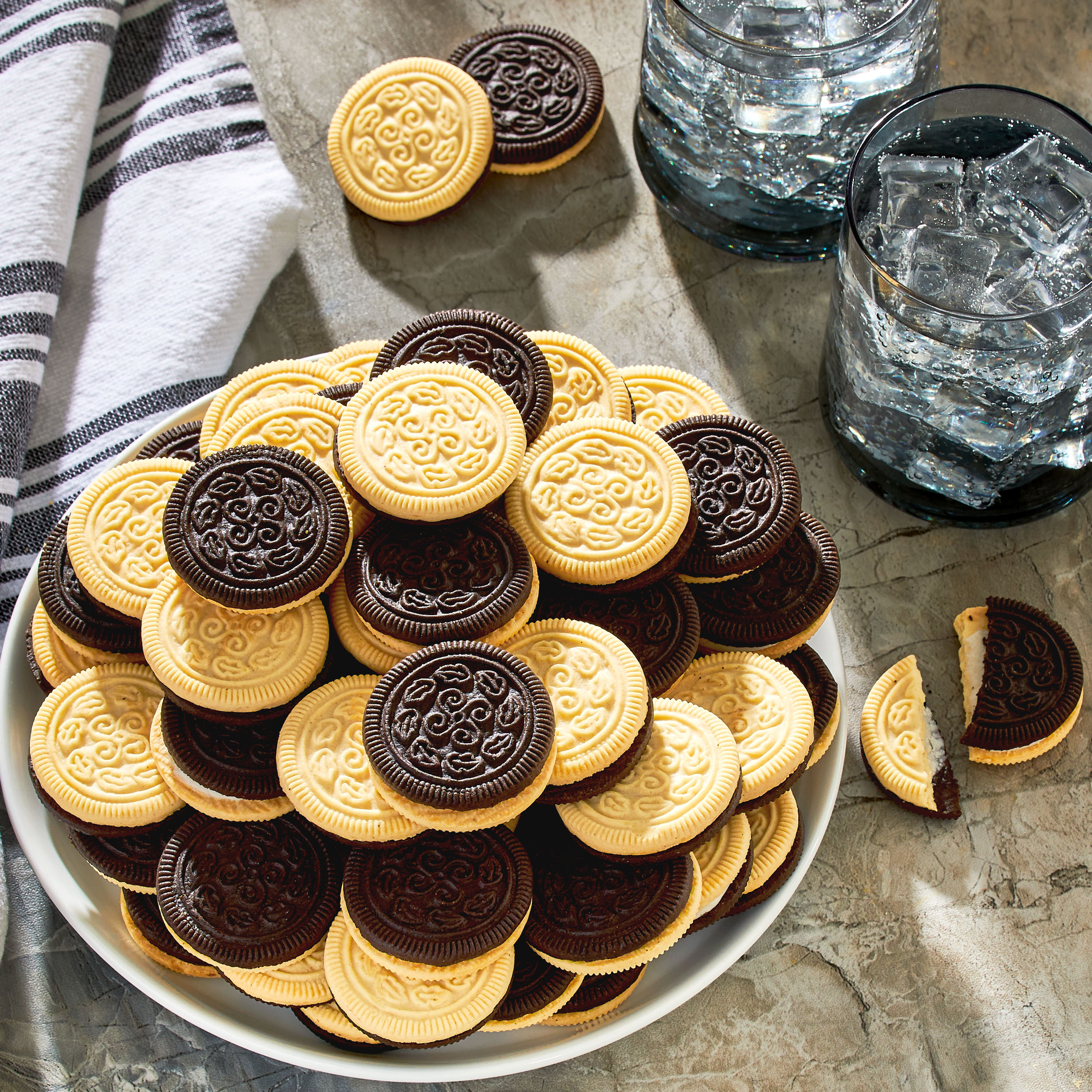 Great Value Duplex Sandwich CrÃ¨me Cookies, 25 oz thumbnail 2