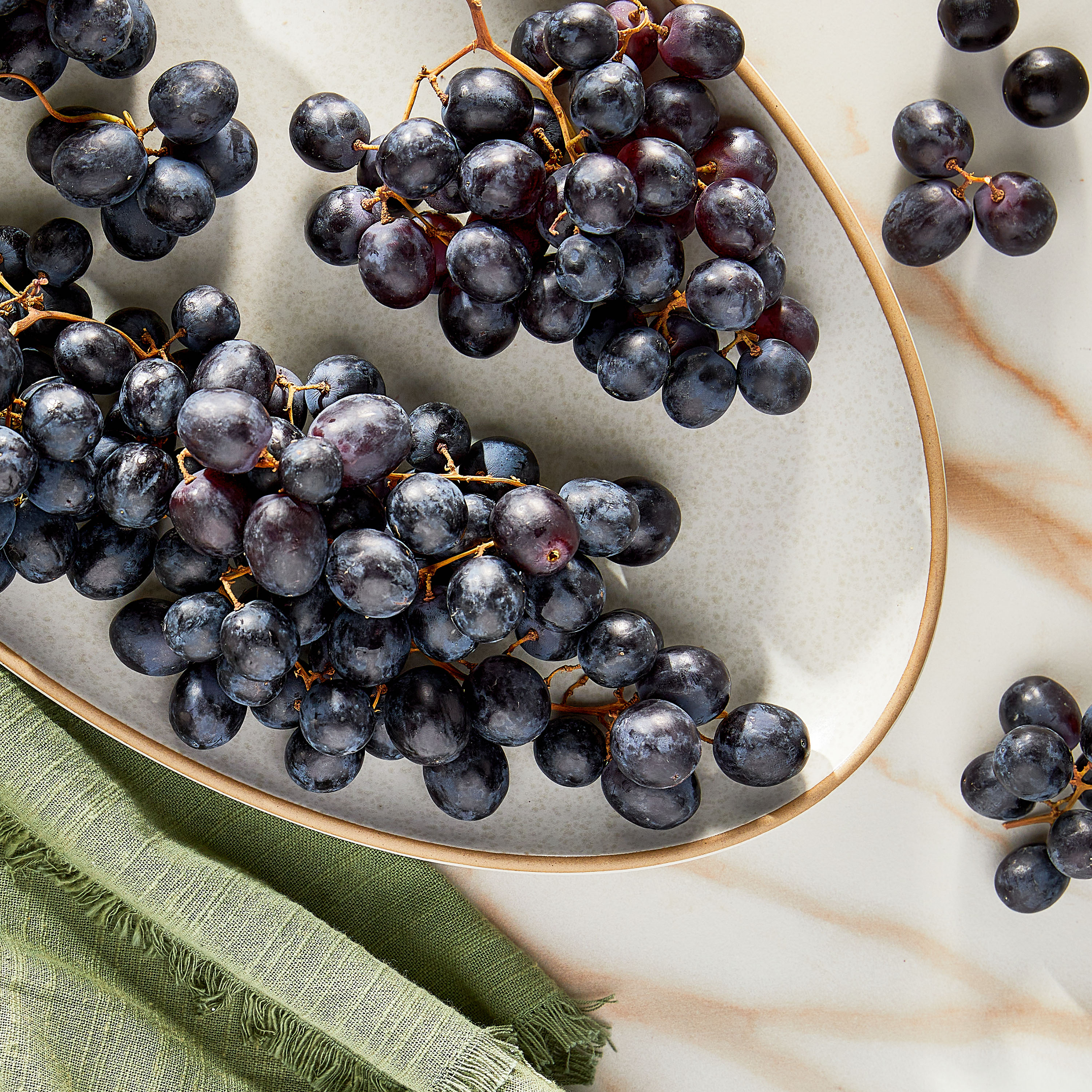 Fresh Black Seedless Grapes, Bag (2.25 lbs/Bag Est.) thumbnail 2